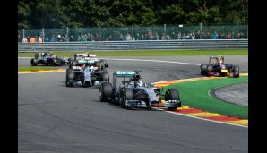 Vettel hätte Hamilton in Les Combes fast noch überholt, machte aber die Lenkung auf und fiel wieder hinter Rosberg zurück
