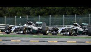 Es ist passiert! Nico Rosberg und Lewis Hamilton sind auf der Strecke kollidiert