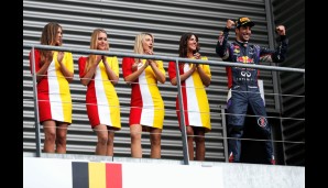 Auch die Grid Girls bedachten den dreimaligen GP-Sieger mit einem Lächeln