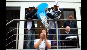 Das Paddock war nicht nur wegen des Qualifying-Regens nass: Massa und Bottas bedachten Claire Williams mit einem Eimer Eiswasser