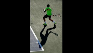 Milos Raonic kann auch im Dunkeln nicht übersehen werden. T-Shirt-Ton: Tennisballfarben