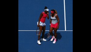 Flüstern gilt nicht! Vielleicht sind die Williams-Schwestern im Doppel auch deswegen raus. Das russische Duo Makarova/Vesnina war im Viertelfinale zu stark