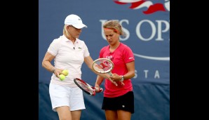 Tag 9: "Damit haben wir früher gespielt. Kein Scherz!" Martina Navratilova zeigt Barbora Zahlavova Strycova ein Schläger-Relikt aus ihrer Zeit