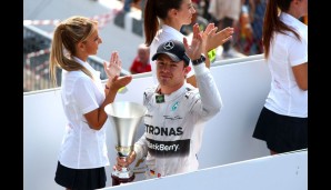 Rosberg musste sich mit Platz zwei zufrieden geben. So richtig überzeugt wirkt sein Lächeln nicht