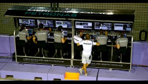 Den Rest des Rennens schaute er sich am Komandostand an und verfolgte zähneknirschend die Gala von Lewis Hamilton