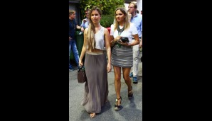 Das sind keine Grid-Girls, auch wenn die Kleidung dies vermuten lassen könnten - links Vivian Rosberg, die Ehefrau von Nico