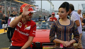 Fernando Alonso hatte bei der Parade nur Augen für sein Grid-Girl - durchaus nachvollziehbar