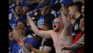Die mitgereisten Schalker Fans feuern ihre Mannschaft an - und gaben die Hoffnung nicht auf