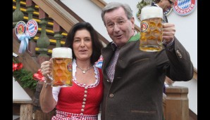 Der Anfang des Bilderreigens gehört Bayern-Präsident Karl Hopfner mit Anne Kroell