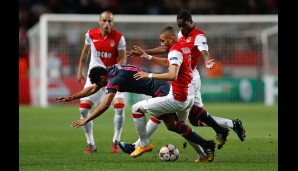 MONACO - BENFICA 0:0: Ein umkämpftes Spiel sahen die Zuschauer in Monaco: Eduardo Salvio muss sich gleich gegen drei Gegner wehren