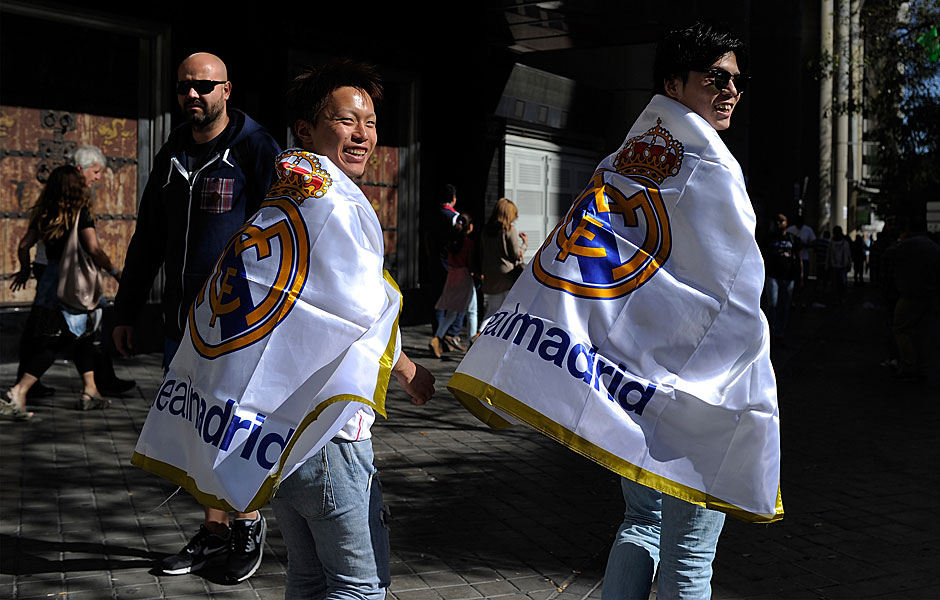 Die Fans in der spanischen Hauptstadt haben sich für das Spiel der Spiele ordentlich eingekleidet