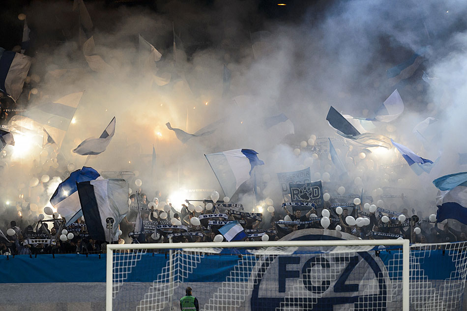 FC ZÜRICH - BORUSSIA MÖNCHENGLADBACH 1:1: Vor Beginn machten die Züricher Fans mit dem Abbrennen von Feuerwerkskörpern auf sich aufmerksam