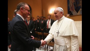Jeder der Anwesenden durfte natürlich außerdem die Hand von Papst Franziskus schütteln, angefangen bei den den Bayern-Bossen...