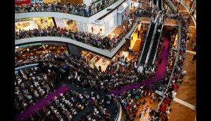 Übrigens: So sah das Ganze von oben aus. Wie hoch der männliche Anteil der Zuschauer war, die im Marina Bay Sands Shopping Centre zusahen, ist bislang nicht bekannt