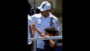 Bei der Fahrerparade durfte auch der Sohn von Lokalmatador Felipe Massa die Fans grüßen...