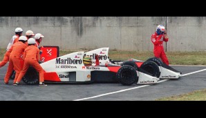Letztlich holte er den Titel und Prost rührte einen Giftcocktail an. Er packte ihn aus, als Senna den vereinbarten Nichtangriffspakt in Imola brach. Beim Japan-GP 1989 dann der Höhepunkt: Die entscheidende Schlacht in der Rekordsaison von McLaren.