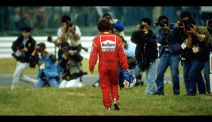 Senna überholt, Prost schlägt die Tür zu. Nur Senna kann weiterfahren und wird Dritter. Doch Prost protestiert. Die FIA disqualifizierte den Brasilianer, weil er nach dem Unfall nicht die Schikane abgefahren war. Prost nahm den Titel mit zu Ferrari.