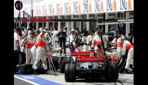 Schon in den USA drohte Alonso mit der Faust, weil Hamilton ihn nicht vorbeiließ. In Ungarn machte Hamilton in der Quali wieder keinen Platz. Beim Reifenwechsel blockierte der Spanier sekundenlang den Stellplatz, obwohl der Lollipop schon lange oben war.