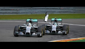 Der Eklat von Spa, als Rosberg dem Teamkollegen den Reifen aufschlitzte, das vermeintliche Parkmanöver im Monaco-Qualifying, der packende Kampf in Bahrain - es fehlt zum filmischen Highlight nur noch eine überraschende Wendung beim packenden Finale!