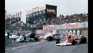 Ob es das war, was Mass dazu brachte, seinen Teamkollegen 1977 beim Kanada-GP nicht vorbeizulassen? Nur der Ausgang ist bekannt: Hunt drehte vollkommen durch, als er mit dem Münchner kollidiert war, und wollte Mass angreifen.