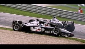 Glücklicherweise waren sie professionelle Zeitgenossen. Erst 1999 der nächste Zwischenfall: Während WM-Konkurrent Schumacher seinen Beinbruch kurierte, drehte DC den Fliegenden Finnen in Spielberg. Häkkinen musste von hinten aufholen, Ferrari gewann.