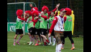 Die Kölner Mannschaftt feiert im Training den Anfang der fünften Jahreszeit
