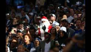 Bei den Cowboys-Cheerleaders applaudiert sogar der Weihnachtsmann