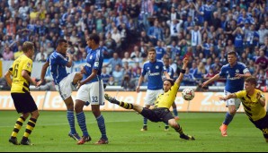 Schalke gewinnt das Derby gegen Dortmund mit 2:1. Hier trifft Eric Maxim Choupo-Moting zum 2:0 für Königsblau