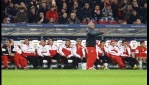 Stuttgart verliert sein Heimspiel gegen den FC Augsburg. Danach erklärt Trainer Armin Veh seinen Rücktritt