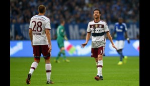 Auf den letzten Drücker holen die Bayern Xabi Alonso für Kroos nach München. Der debütiert gleich auf Schalke und ist sofort der Chef im Mittelfeld