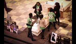In der Menge fanden sich zahlreiche Wolfsburg- und Belgien-Trikots mit dem Namen des Verstorbenen