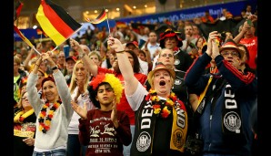 DEUTSCHLAND - DÄNEMARK 30:30: Die deutschen Fans hoffen vor Beginn auf die Fortsetzung des Wintermärchens 2.0
