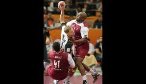 Katar verteidigt hart und effektiv. Kennen Sie Bob Sapp? Der Mann kann auch Handball!