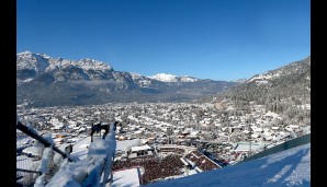 Traumhafte Kulisse in Garmisch-Partenkirchen! Bei strahlendem Sonnenschein flog die Weltelite dem Tal entgegen