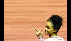 Dann standen die eigentlichen Highlights des Abends an. Hier zeigt uns Rihanna, wo es zum Dreipunktwettbewerb und Slam Dunk Contest geht. Bitte anschnallen!