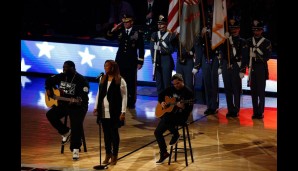 Queen Latifah durfte in diesem Jahr vor dem Spiel die amerikanische Nationalhymne vortragen und machte sich bei der Akustikversion von "The Star-Spangled Banner" wirklich hervorragend