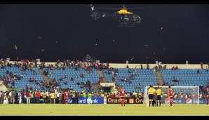 Ein Helikopter sollte dafür sorgen, dass die Fans bestimmte Bereiche räumen - im Tiefflug wurden die Zuschauer vertrieben