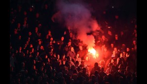 Im Stadion konnten sich die Fans von Rotterdam nicht beruhigen und zündeten Pyrotechnik