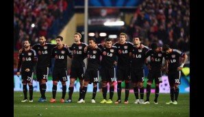 Bayer Leverkusen scheidet unglücklich aus - der Unglücksrabe des Abends steht noch bei seinen Kollegen