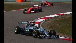Vettel und Räikkönen im Ferrari können zwar lange mit den Mercedes-Piloten mithalten, setzen aber keine Attacke