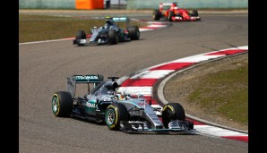 Ein Formationsflug entwickelt sich: Hamilton, Rosberg und Vettel trennen lange je zwei Sekunden
