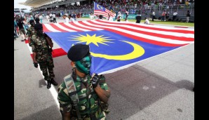 Vor der eigenen Nationalflagge konnten sich die Soldaten so zumindest nicht unsichtbar machen