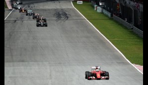 Vettel blieb trotz Safety Car wie einige weitere Piloten draußen, die Silberpfeile steckten im Verkehr