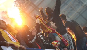 Kurz nach dem Anpfiff überschlugen sich die Ereignisse allerdings. Eine brennende Fackel flog aus dem Block der Montenegro-Fans...