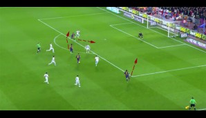 Durch ihre Bewegung ziehen sie zuerst die Lücke größer, schließlich kreuzen Suarez und Neymar. Messi passt nach links, Suarez trifft.