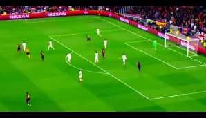 Nur wenige Sekunden später hat van der Wiel den Ball erobert und dribbelt nach außen. Der Ball ist sicher, Barca bereitet sich auf einen langen Schlag vor, Neymar läuft lose an.