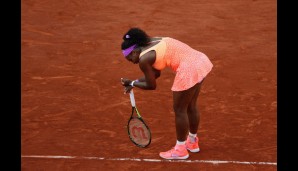 TAG 12: Oh, das sieht aber gar nicht gut aus. Serena Williams wird im Halbfinale von starkem Schnupfen geplagt