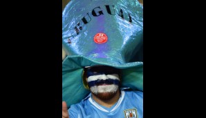 ...steht bei Uruguay die Tarnung im Vordergrund: Das Outfit dieses Fans wäre vielleicht was fürs nächste Blitzer-Foto - erkannt wird man so nämlich nicht