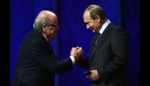 Ein Bild, das symbolischer nicht sein könnte: Noch-FIFA-Präsident Blatter und Wladimir Putin reichen sich grinsend die Hände