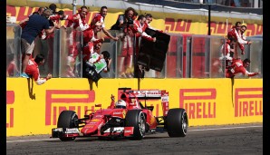 Weil Räikkönen und Nico Rosberg ebenfalls vom Pech verfolgt waren, hieß der ungefährdete Sieger am Ende Sebastian Vettel. Seine Crew freute sich ein Loch in den Unterboden!